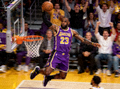 NBA湖人队詹姆斯扣篮比赛画面